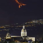 噴火で流れ出るマグマが、まるで夜空を羽ばたく「火の鳥」のよう・・・なんとも幻想的な光景!