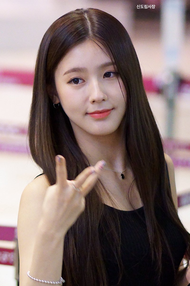 Who is prettier: Chaeyoung x Miyeon x Yeji x Yeonwoo | allkpop Forums