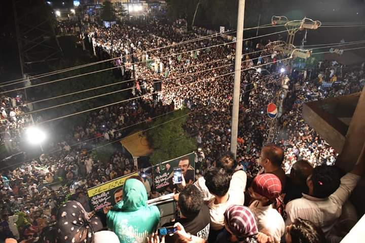 tO9dFginrkSgPdq's tweet photo. #NextOutsideWhiteHouse
عوام کے اس محبت کو ججوں کو ڈرا کر ویڈیو دیکھا کر بلیک میل کر کے اپنے مرضی کا فیصلہ لینے سے ختم نہی کیا جا سکتا۔ کل رات 3 بجے پورا فیصل آباد ایک ہی نعرے سے گونج آٹھا ، وہ نعرہ تھا
#ووٹ_کو_عزت_دو
@MaryamNSharif
@MemonaMushtaq
@ShazaFK
#NextOut https://t.co/NWw0vzfol6