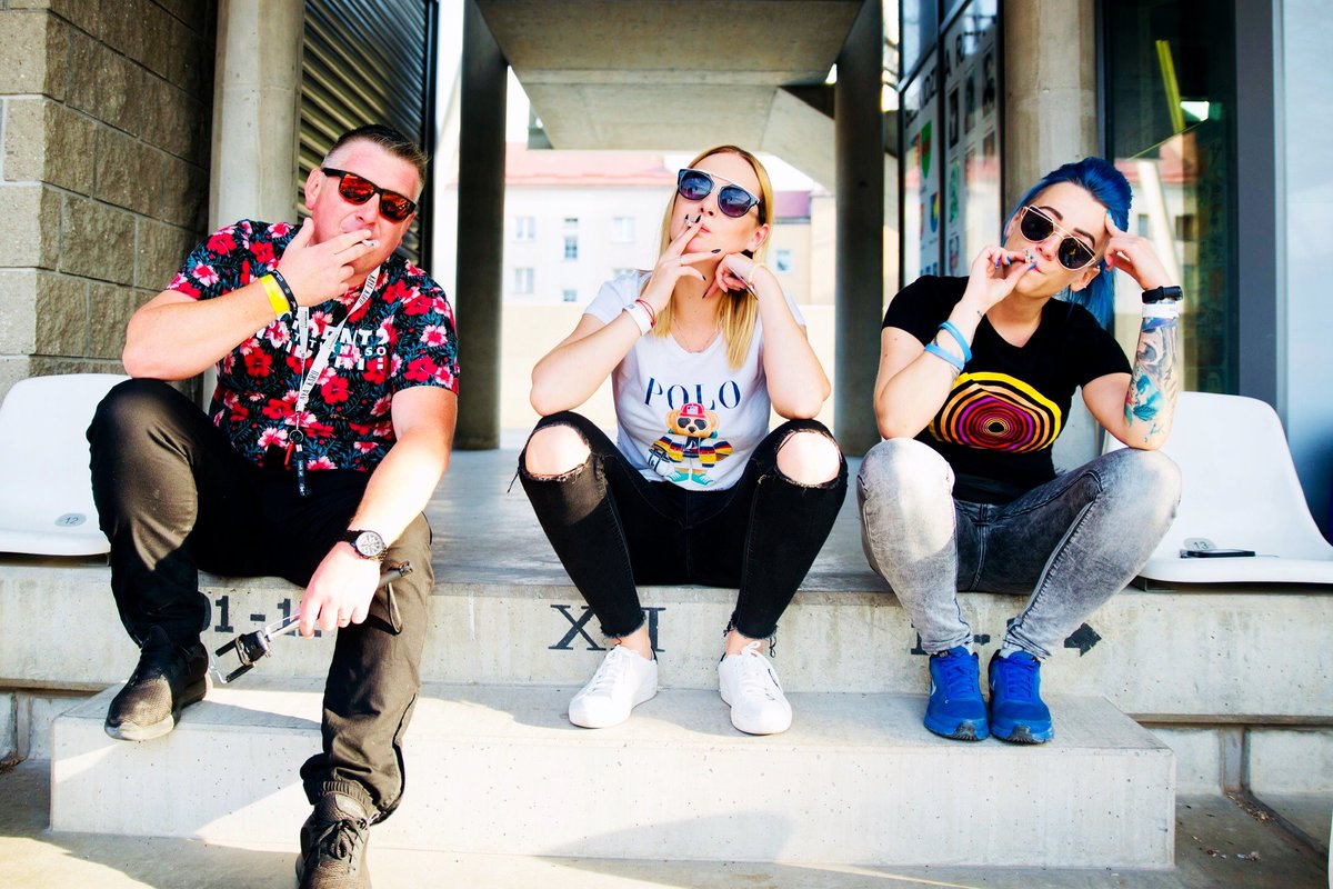 tsumidesho's tweet photo. Myślałam nad tym, co by tu napisać w związku z #90festival.
Ale chyba wystarczy popatrzeć na zdjęcie... 😂
Z cyklu "Mam chwilę, to usiądę". https://t.co/2STagYO0Yp