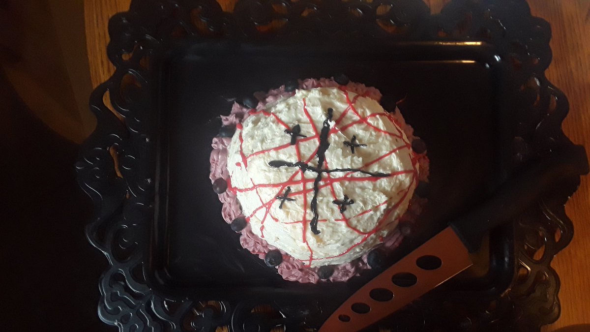 Ploops_The_Bear's tweet photo. @InternetRemix Here is my cake based on DMP. It's vanilla cake with lemonade icing and some blueberry garnish, topped with red strings and black stars #submissions #CampStreamix https://t.co/tnSuqym0MF