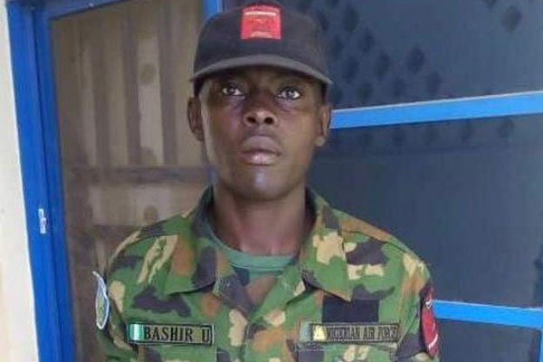 The_EastAfrican's tweet photo. Nigerian serviceman returns lost parcel full of cash https://t.co/aSiM54kS6k https://t.co/jibqyQkGkS