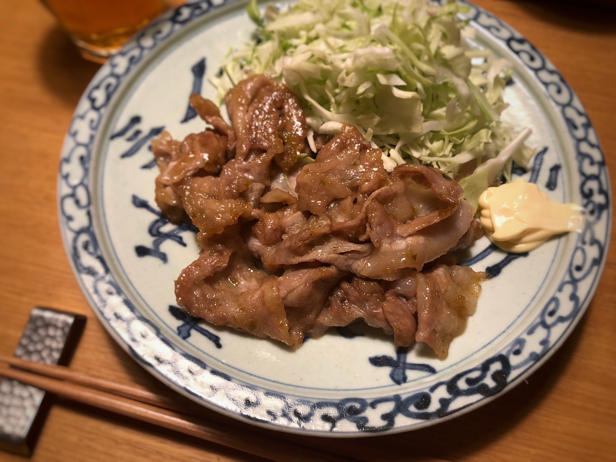 寿木けい 豚の柚子胡椒 焼き 豚ばら薄切りに片栗粉をまぶし フライパンで焼く 8割がた火が通ったらいったん取り出す フライパンをさっと拭き 柚子胡椒 水 味醂 醤油少々を合わせたタレを流し入れて沸かせる 肉を戻してタレを絡ながら炒める