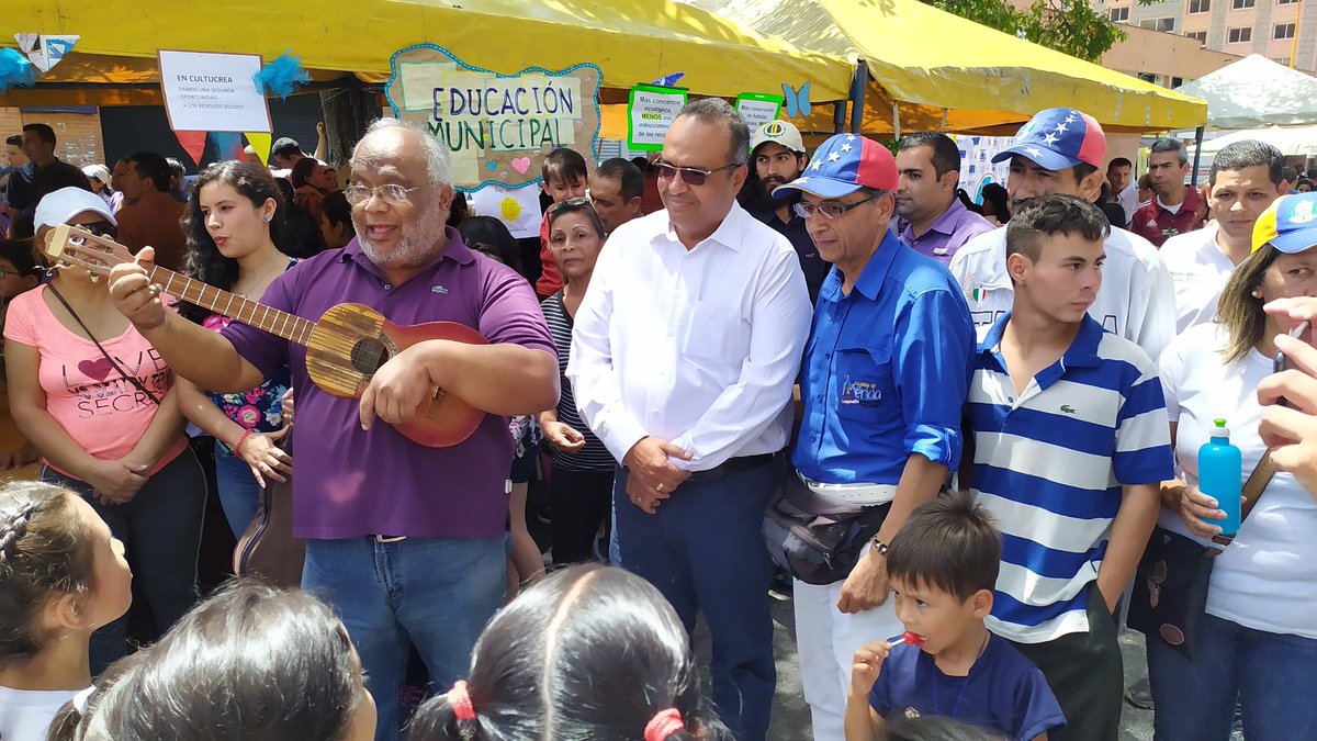 reporte_merida's tweet photo. #22Jul El dia de ayer la @meridaalcaldia realizó un gran evento para conmemorar a lo grande el dia del niño en la Av Ezio Valeri, payasos, regalos y cotillones alegraron a todos los niños, en el evento hizo acto de presencia el Alcalde de #Mérida @alcidesmonsalve https://t.co/T0CzrsPeKs