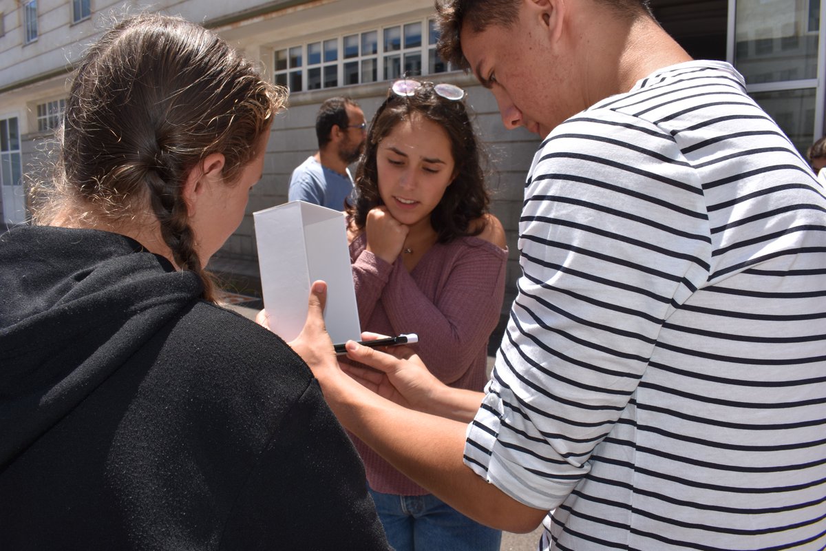 CienciaULL's tweet photo. 👨‍🔬👩‍🔬Hoy los grupos #TheScienteast 🧫🧪#SabiduríaUniversal 🤓🌎 y #LosBotánicosCósmicos 🌿🦠 del #CCTCanarias_2019 🔬⚗️🧬continúan trabajando en el segundo reto científico🔍💫, midiendo la luminosidad emitida por el sol mediante la app Phyphox ☀️🔭📱📝 con @EffPena https://t.co/pAneJ6LFaG