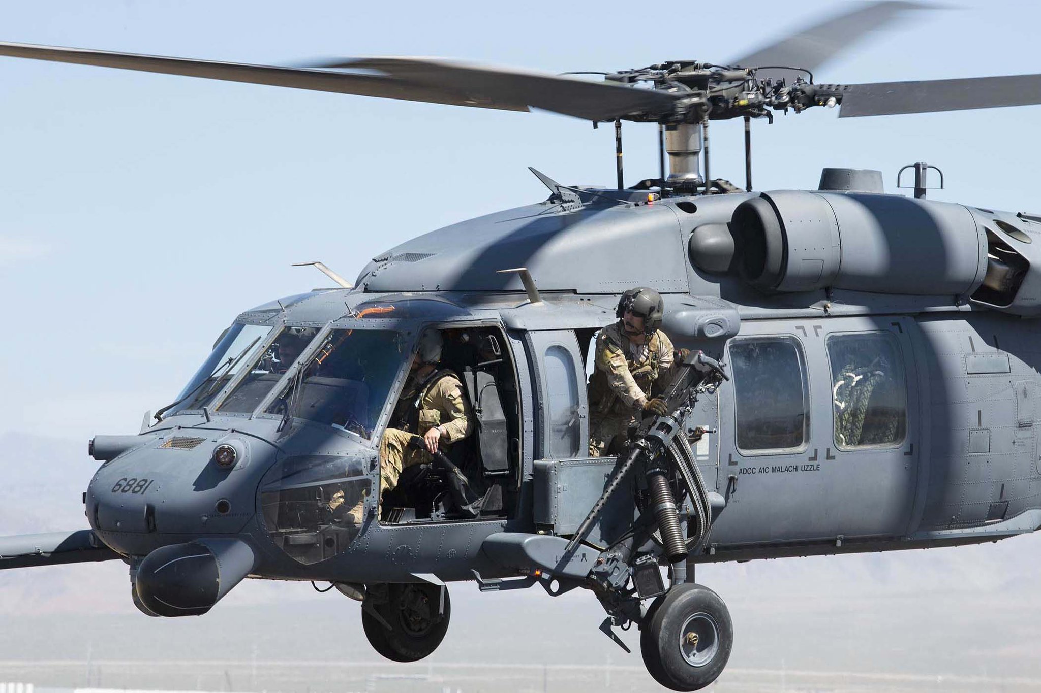 “Сиденье у окна 
Военнослужащий #ВВССША в вертолетe HH-60G Pave Haw...