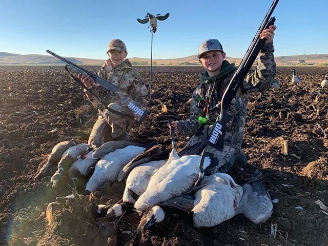 Mojo_Outdoors's tweet photo. Team MOJO's Gage and his buddy added a banded goose to an already successful day last season
.
📸 @mallardmasher
.
#mojooutdoors #teammojo #goose #bandedbird #geese #waterfowl #waterfowlseason https://t.co/NaPLTboUVb