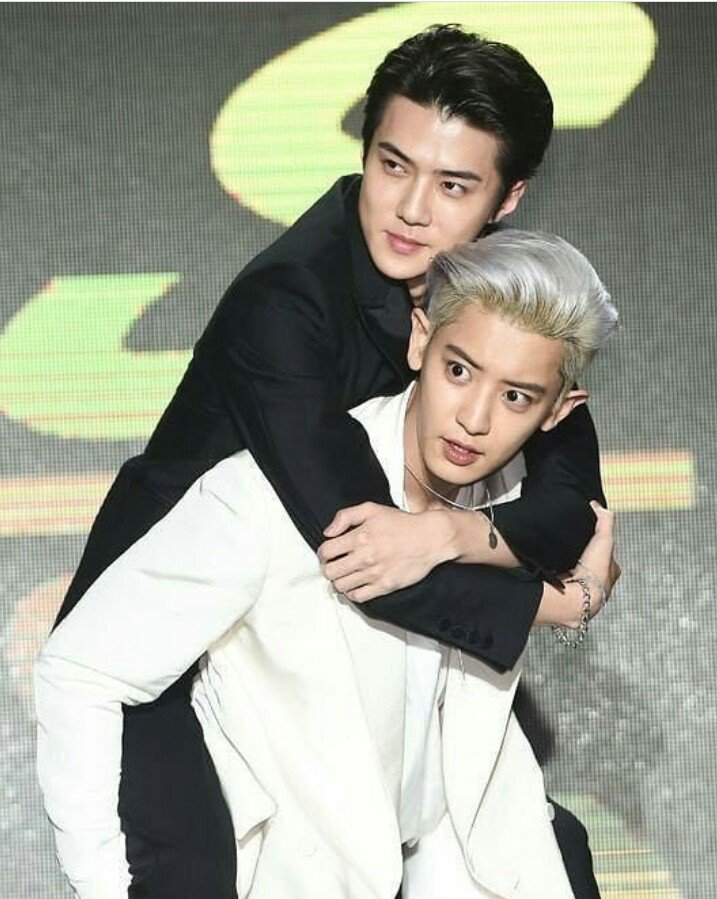 ExoHalu's tweet photo. A JOKE :v

-park chanyeol, ooh sehun, kalain itu udh umur brapa sih? Knapa klakuan masih kaya anak"?
-hun trun hun, bini gw ngamuk tu 
-ga mau hyung, enak d gendong 
-park chanyeolllll
-iy byy
-noona, jangan marah" terus dong, nanti cepat tua https://t.co/R715pRgN9V