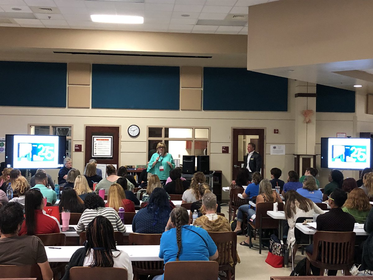 “Ss, what problems do you want to solve?” STEM is about using skills and knowledge to solve problems personal to us.  #FLDOE  @dacia92 igniting Ts around STEM #flstemposium2019 <a href="/DiscoveryEd/">Discovery Education</a> <a href="/stemboss/">cindy moss</a> <a href="/Dan_Gammage/">Daniel Gammage</a> #DESTEM <a href="/EducationFL/">Florida Department of Education</a> @KristinNixDE 
TY <a href="/pbcsd/">The School District of Palm Beach County</a> for hosting!