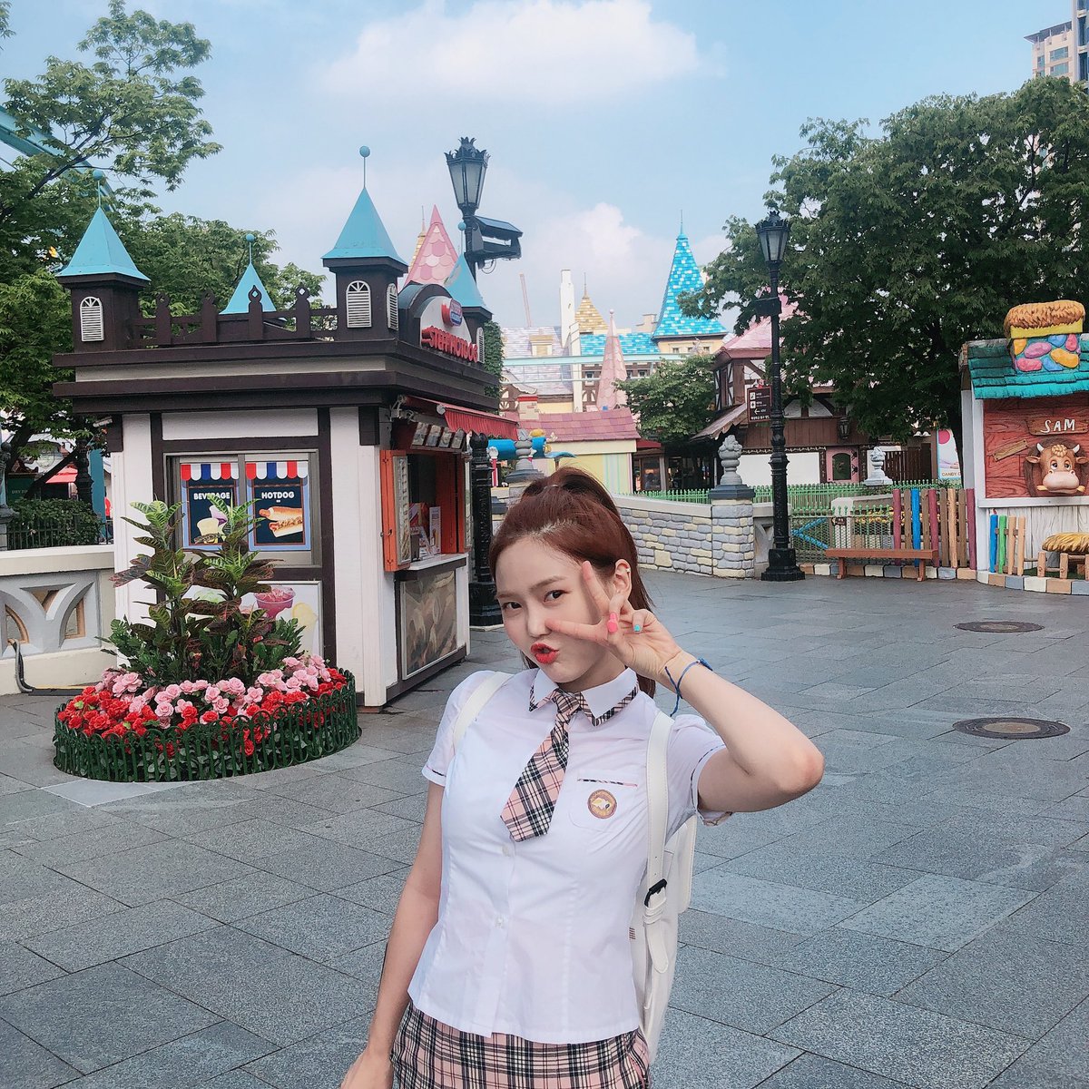 WM_OHMYGIRL's tweet photo. 윱과 효의 교복 데이뜨💜 번지-!! 드롭도 타고, 후룸~ 라이드도 타��!! 사진도 찍었지효😍 즐거운 하루❣️ https://t.co/xgpSg8GWDE