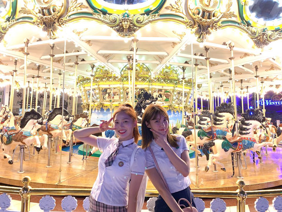 WM_OHMYGIRL's tweet photo. 윱과 효의 교복 데이뜨💜 번지-!! 드롭도 타고, 후룸~ 라이드도 타��!! 사진도 찍었지효😍 즐거운 하루❣️ https://t.co/xgpSg8GWDE