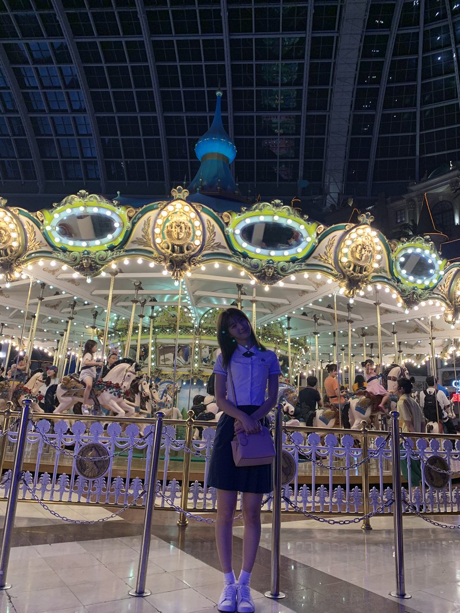 WM_OHMYGIRL's tweet photo. 윱과 효의 교복 데이뜨💜 번지-!! 드롭도 타고, 후룸~ 라이드도 타��!! 사진도 찍었지효😍 즐거운 하루❣️ https://t.co/xgpSg8GWDE