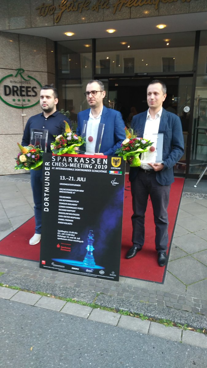 SparkassenChess's tweet photo. Die Medaillengewinner des Sparkassen Chess-Meetings 2019. In der Mitte der Sieger Leinier Dominguez Perez, links der Zweitplatzierte Ian Nepomnichtchi und rechts der Bronzemedaillengewinner Radoslaw Wojtaszek.
#stadtdortmund #sparkassedortmund #schach https://t.co/7pb2c3I11S