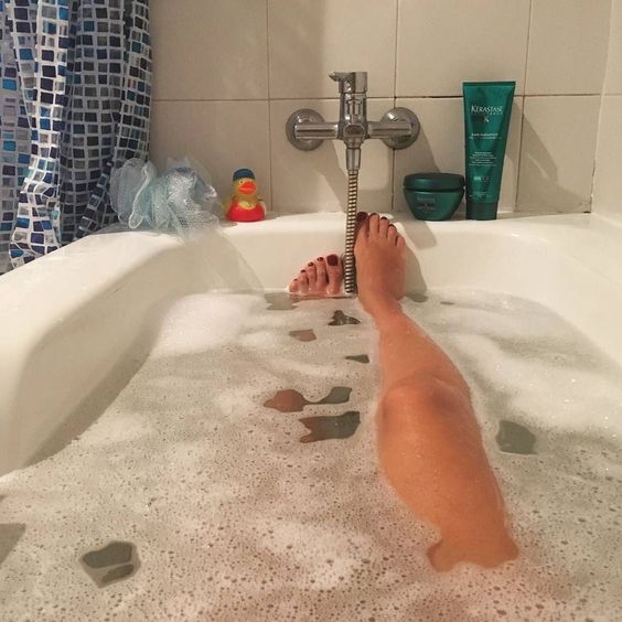 StephanieZorya's tweet photo. After the long humid day 🚿
#showers #Showerthoughts #showerpic #bathtub #legs #feet #bathrobe #sexy #dating #ootd #potd #totd #leisure https://t.co/S5LbA5k3HA