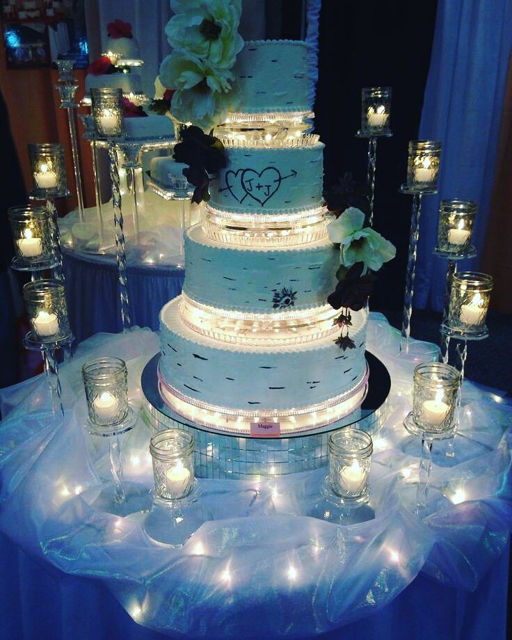 Good Morning and Happy Monday!! Here's a lovely cake to sink your teeth into!! Enjoy!!