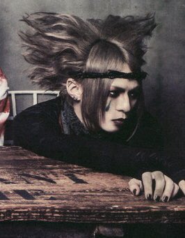 yuukierosrose's tweet photo. Эта фотосессия Аки, как mood по жизни прост https://t.co/vrt1ywJhKy