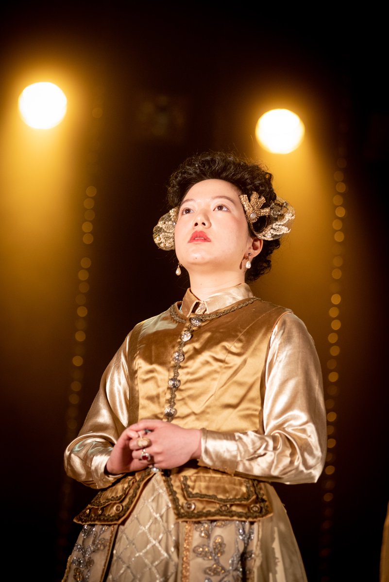 BirmConsActing's tweet photo. The summer season started with a royal flush as Mary Stuart moved into @TheOldRep – led by Lynn Farleigh, the stage was stripped back with metal chains hanging from the perimeter letting the luxe story shine beneath the spotlights 👑🔦📸 @GraemeBraidwood https://t.co/BmAObTQTVn