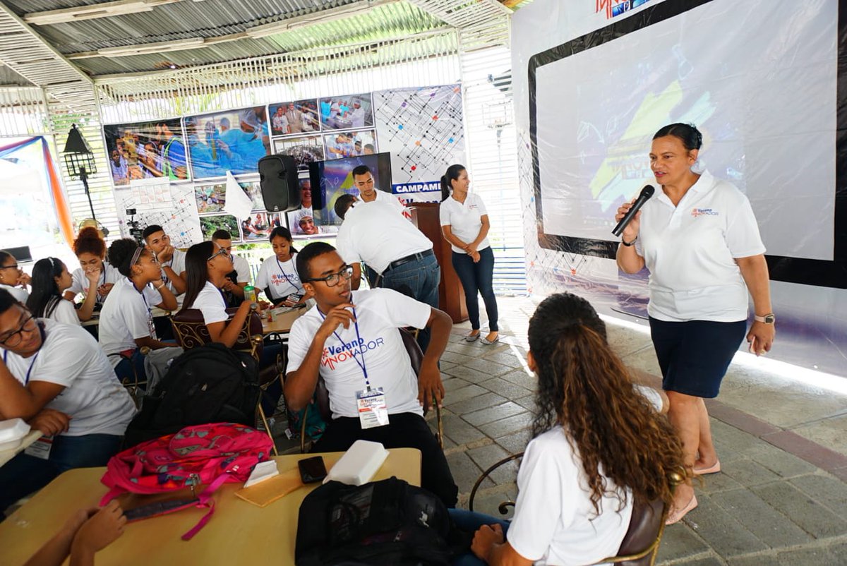 VeranoInnovador's tweet photo. Hoy los #FuturosInnovadores del #VeranoInnovadorSD inicia la Semana de la Biotecnología y Química, la licenciada Luisa Castillo (@Lcasbau), directora de Invenciones de @OnapiRD les introduce el #ProgramaCVI del día.
#Ciencia #STEM #Bio #CVISantoDomingo #CVI2019 #FururosSTEM #PI https://t.co/ttrGf7vMzi