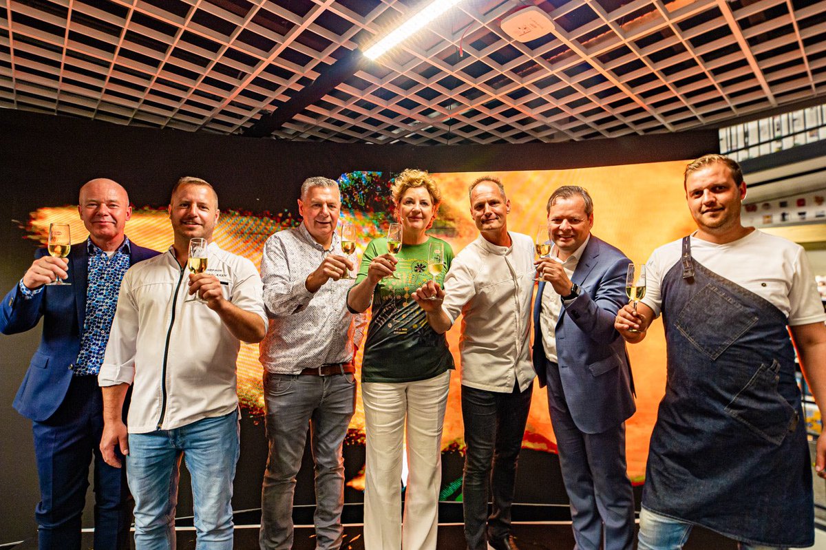 Vanochtend werd Sligro Leiden officieel heropend! 🎉 Om de heropening te vieren zijn er vandaag en morgen verschillende kookdemonstraties, proeverijen, workshops, masterclasses, foodtrucks en nog veel meer! Kom jij ook langs? #sligroleiden #leiden Foto's door <a href="/sticktothebrand/">Stick to the brand</a>