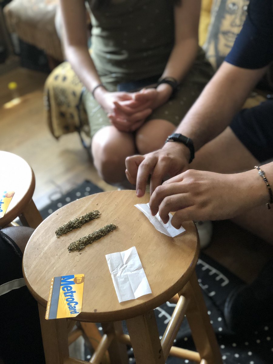 For those trying to quit smoking, or those looking for a healthier, herbal alternative, check out “The Art of Rolling” class taught by <a href="/Hvckavelii/">Hack</a>, endorsed by <a href="/Airbnb/">Airbnb</a>!

Share/RT! Let’s celebrate more Black people in the business. 

Book the workshop here: airbnb.com/experiences/68…