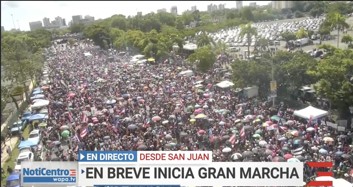 cristina_corujo's tweet photo. This is how Hato Rey looks like right now. #ParoNacional #PuertoRico Thousands of #PuertoRicans demand #Rosselló's resignation. #News #RickyRenuncia #ParoNacionalPR https://t.co/bPSAEEjRvy
