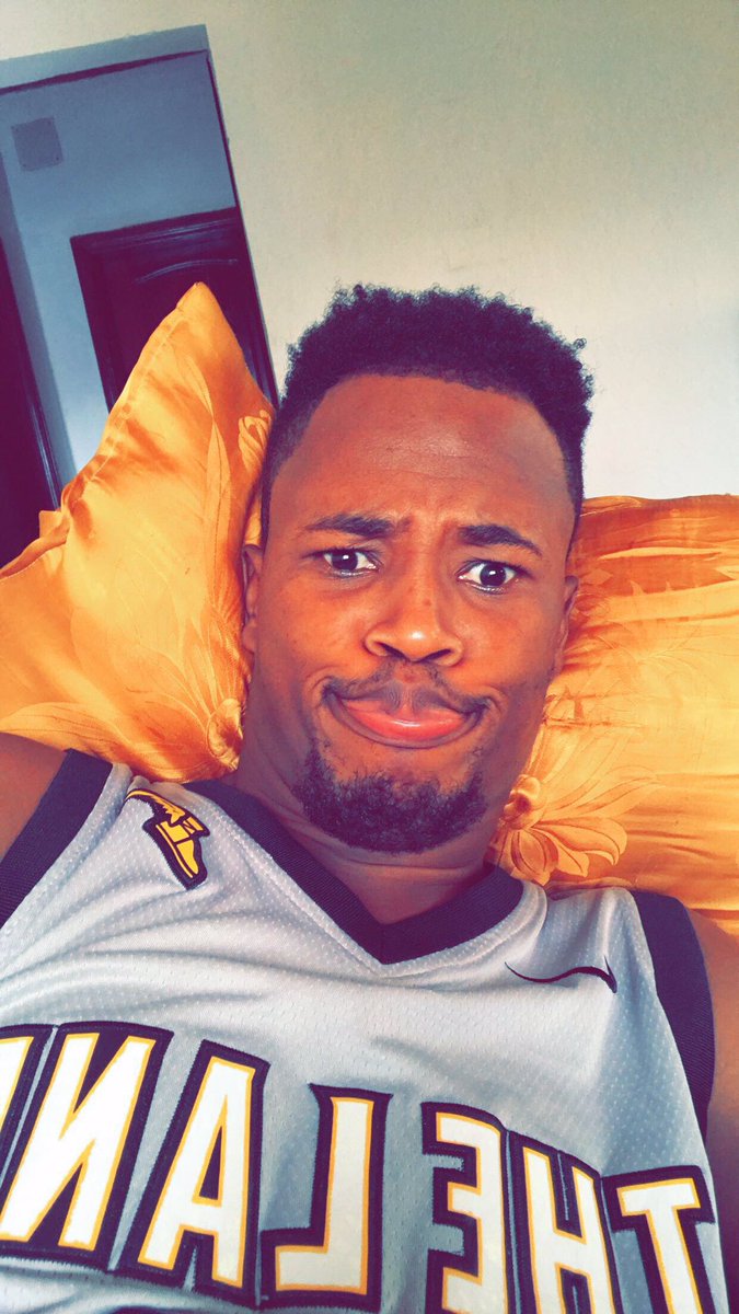 ChinoisBlack's tweet photo. Quand ton coiffeur Utilise sa magie sur tête, tu devient bizarre et beau à la fois 😊😁
#Balack👊🏾 https://t.co/ktMyxi7NII
