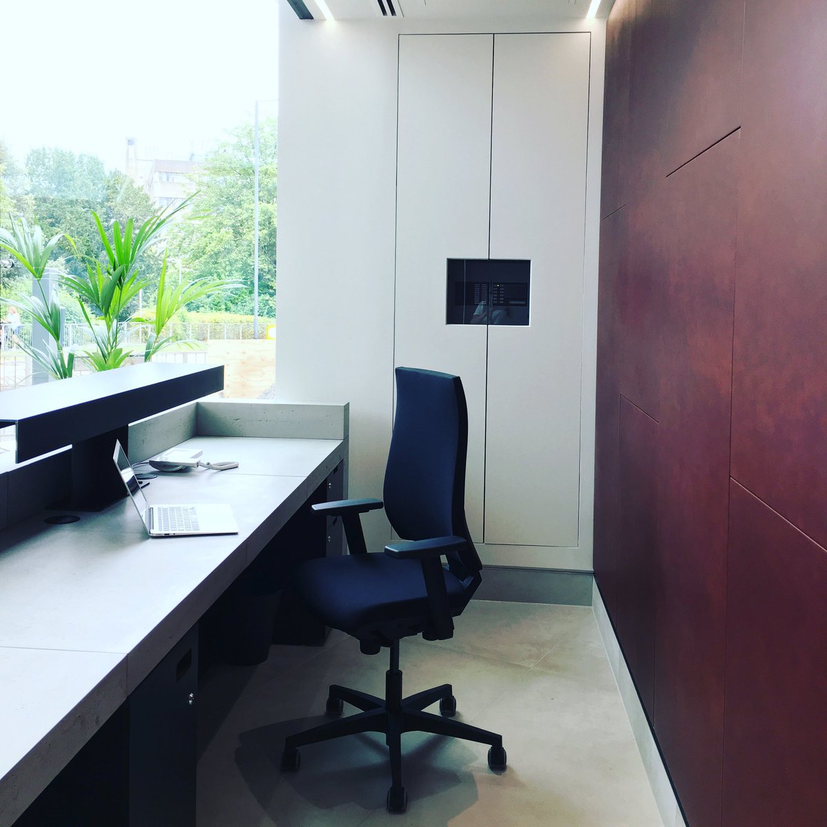 AcousticsLtd's tweet photo. When #ergonomics meet sound #absorption! The result is an innovative chair that not only looks after your #posture but absorbs sound to look after your wellbeing too! Here’s our #Waw chair looking all sophisticated in its new home @Lantern_MaidenH office.  
#acoustic https://t.co/QfYHLDTAM9