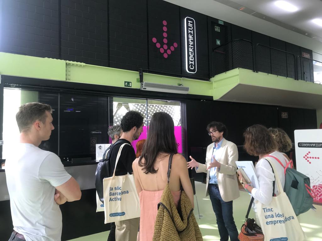 barcelonactiva's tweet image. 🌍📰 De la mà de @BarcelonaGlobal ens ha visitat un grup de periodistes internacionals @NZZ @wireditalia @LaStampa @Repubblica, que han vingut a conèixer l&apos;ecosistema emprenedor barceloní. Han descobert espais com la Incubadora Glòries, el nou #UXLab, el #Cibernàrium i la #OAE 👇