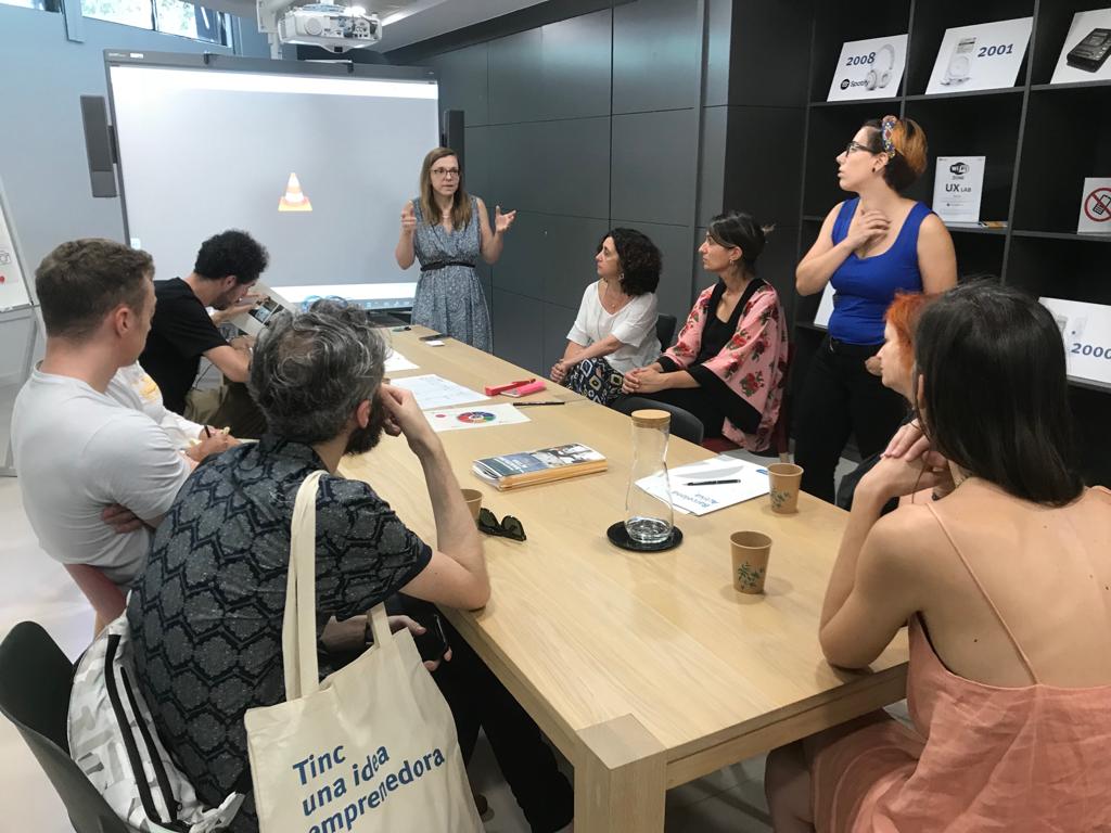 barcelonactiva's tweet image. 🌍📰 De la mà de @BarcelonaGlobal ens ha visitat un grup de periodistes internacionals @NZZ @wireditalia @LaStampa @Repubblica, que han vingut a conèixer l&apos;ecosistema emprenedor barceloní. Han descobert espais com la Incubadora Glòries, el nou #UXLab, el #Cibernàrium i la #OAE 👇