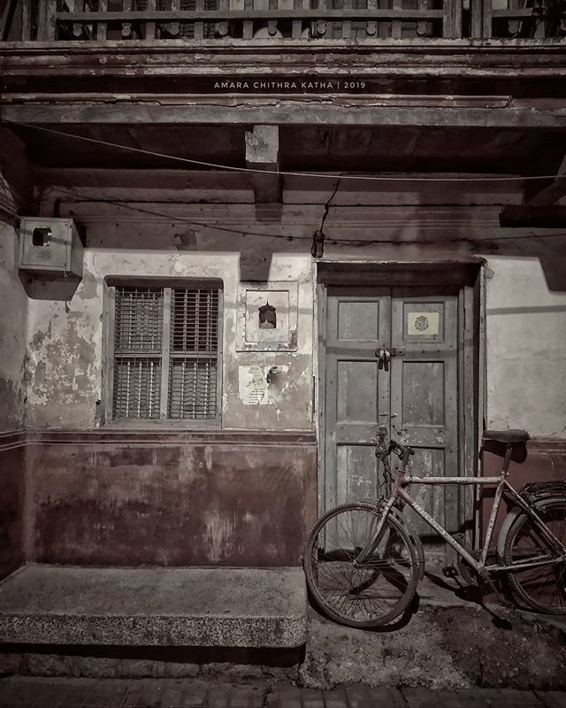 indiapicturesXL's tweet photo. RT @amarkoushik07: Listen to everything you see.
.
#listen #vintage #old #antique #cycle #bicycle #streetphotography #street #randomframe #india #incredibleindia #streetsofindia #mysuru #mysore #karnataka #photography #retro #indiapictures #mobileupload … https://t.co/kUkuNeHAUY