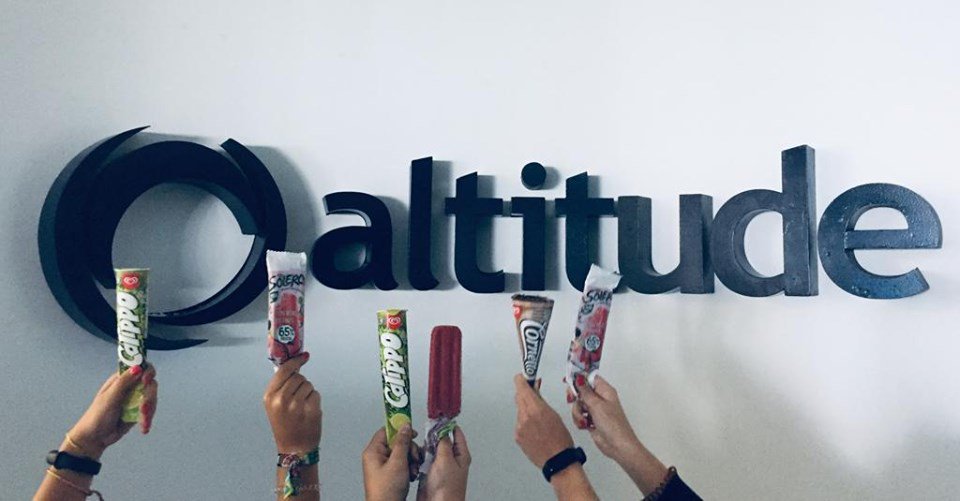altitudesoft_es's tweet photo. ¡Aquí una manera de hacer los viernes incluso mejores! ¡ Porque creemos que la felicidad de los trabajadores, nos beneficia a todos!🍦 #AltitudersFelices #AltitudeMoments #AltitudeSoftware https://t.co/ll9b0JkDmT