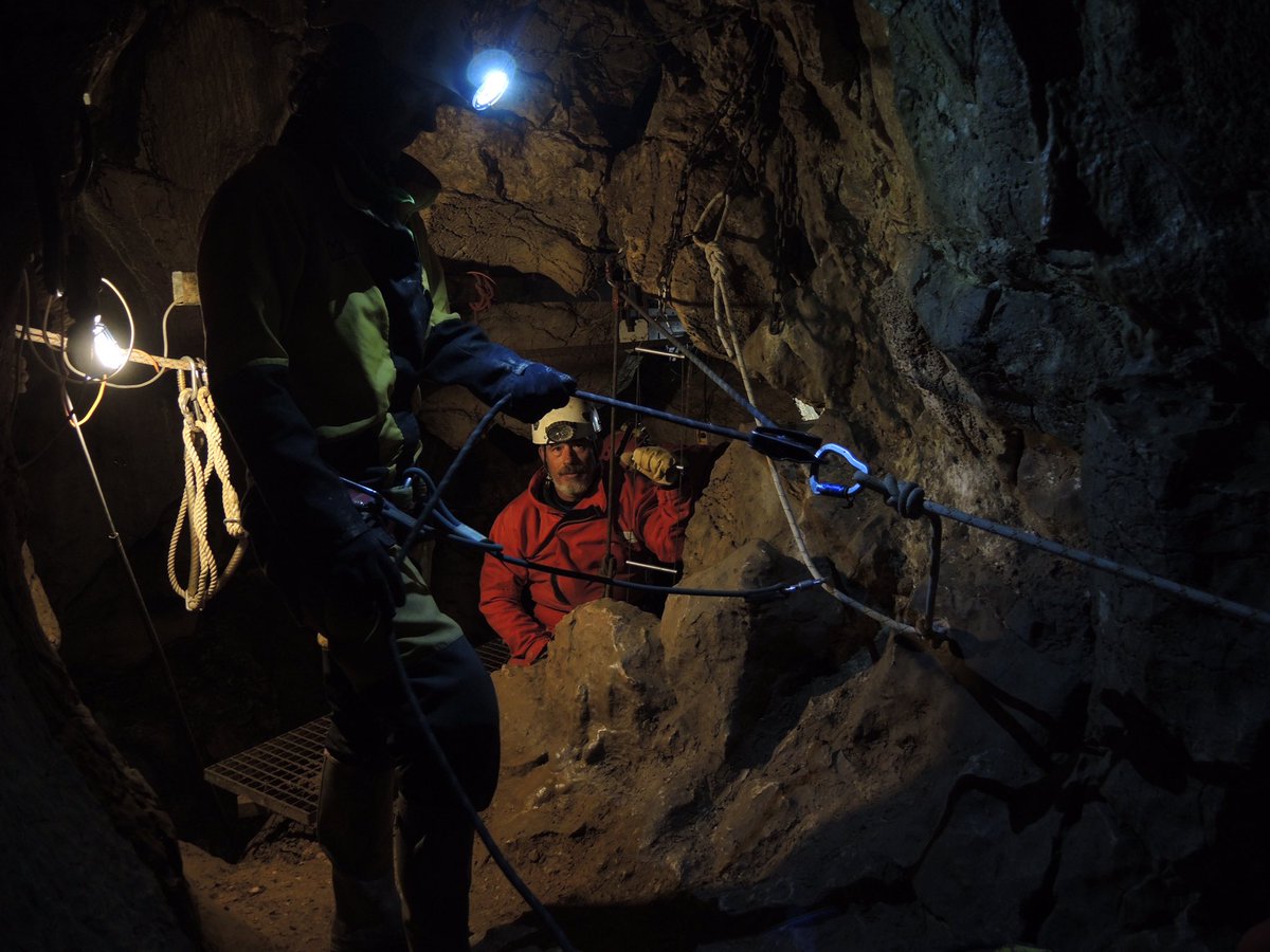 JuanLuisArsuaga's tweet photo. #pequeñohilo Un día de trabajo en la Sima de los Huesos, que termina en el río extendiendo el sedimento para que se seque. 
#Atapuerca2019 https://t.co/laZl5b2iqA