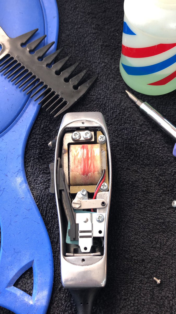 ZutadoH's tweet photo. How often do you take apart your clippers to clean them? #barberquestion @Barbershopconne @AndisCompany https://t.co/gj5vt91zdW