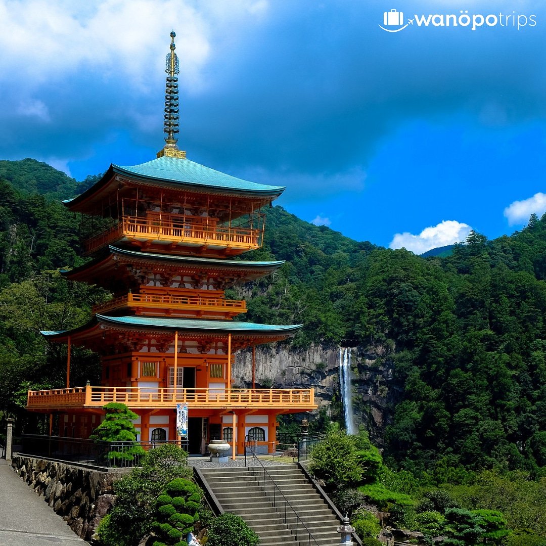 La pagoda Chureito (Japón) es el lugar perfecto para contemplar una estampa única: ver el Monte Fuji de fondo, rodeado de cerezos y en armonía de espíritu. 
#pagoda #chureito #japan #asia #fuji #newdestinations #vacations2019 #summer #bestplaces