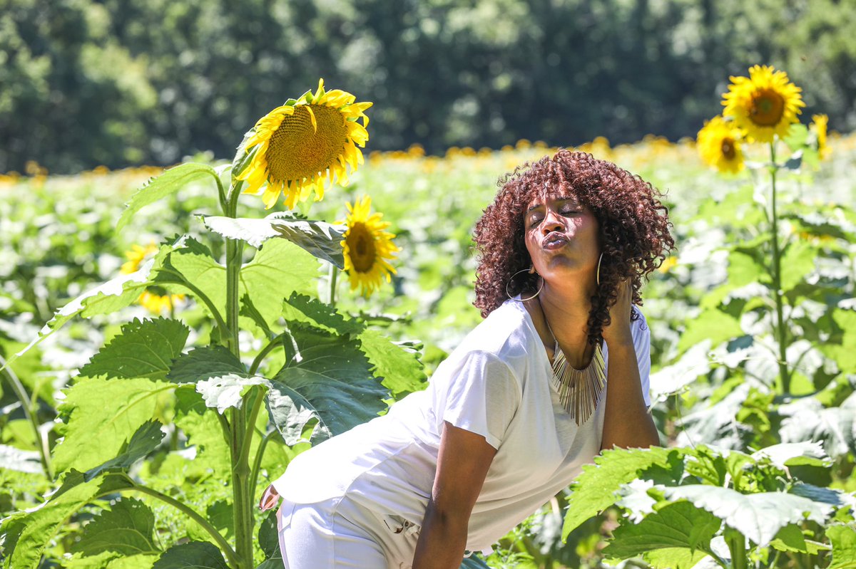 OneCurlAtATime's tweet photo. Always Keep it Cute Sis! 🌻 #curls #curly #curlyhair #curlycommunity #naturalcurls #naturallycurly https://t.co/a33Fa7hURB