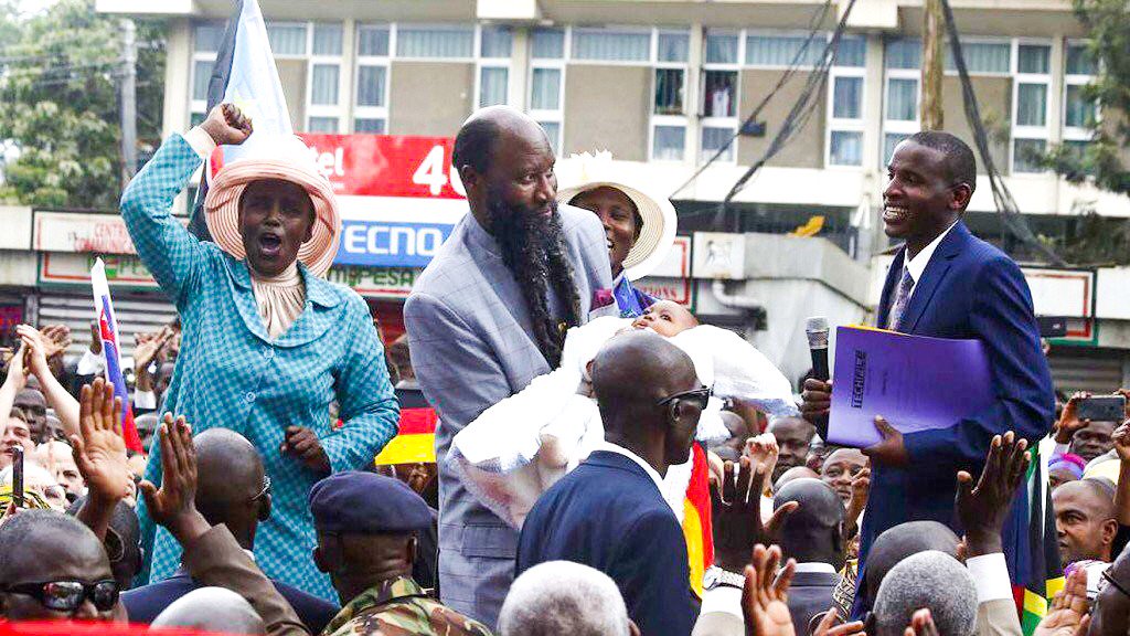 JesusIsLord_R's tweet photo. BREAKING!!! 

A WOMAN WITHOUT UTERUS GIVES BIRTH TO A BOUNCING BABY!  

Follow the conversation right here to learn what exactly transpired from her doctor From Tenwek Hospital. #NewUterusCreated https://t.co/GL89CTse2L