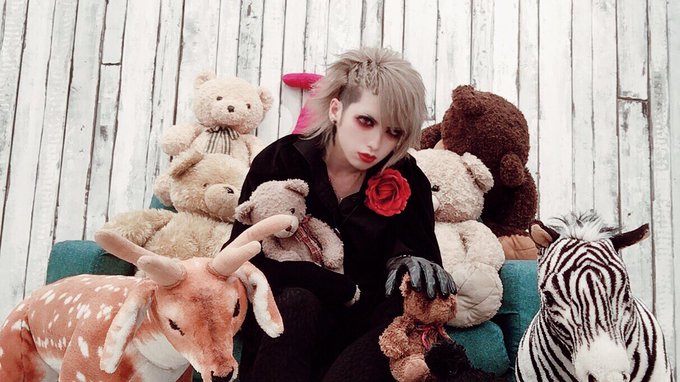 紳士並びに淑女諸君 ごきげんよう🎩✨  今宵は大地の生命の亡霊たちと宴を楽しんだぞ👁&zwj;🗨  さてキミタチは隠れキャラの"ウサギ"を見つけることはできるかな？🐻🦌🦓🐇 https://t.co/Xydr