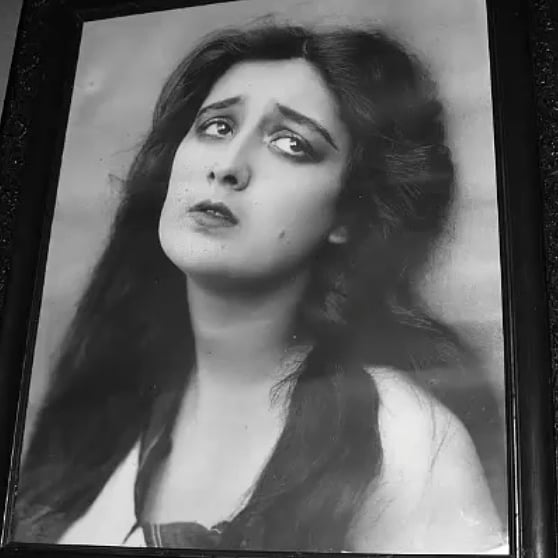 ArtesMusas's tweet photo. Natalia Andronikashvili "Nato" Vachnadze ( ვაჩნაძე ), nació el 14 de junio de 1904 y murió en un accidente aéreo el 14 de junio de 1953. Es recordada como la primera estrella del cine georgiano y soviética.  #NatoVachnadze #mujeresenelcine https://t.co/DRUHVGrpBN