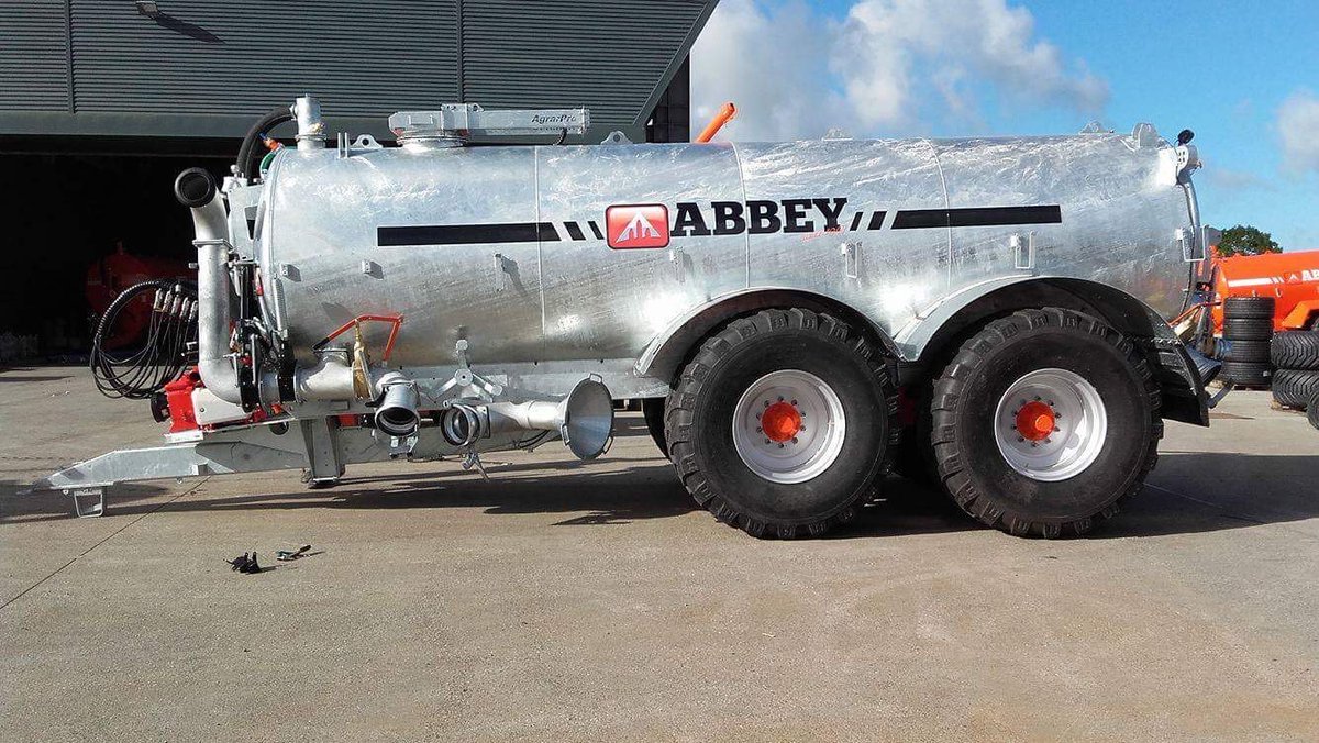 AbbeyMachinery's tweet photo. 4000RT Tanker equipped with an autofill arm 💩😀
#abbey #slurrytanker #slurryspreading #slurry2k19 #farmmachinery #farmlife #agriculture #Galvanisedtanker #4000RT #machinerytrader #classkit https://t.co/YiiGnL2RIK