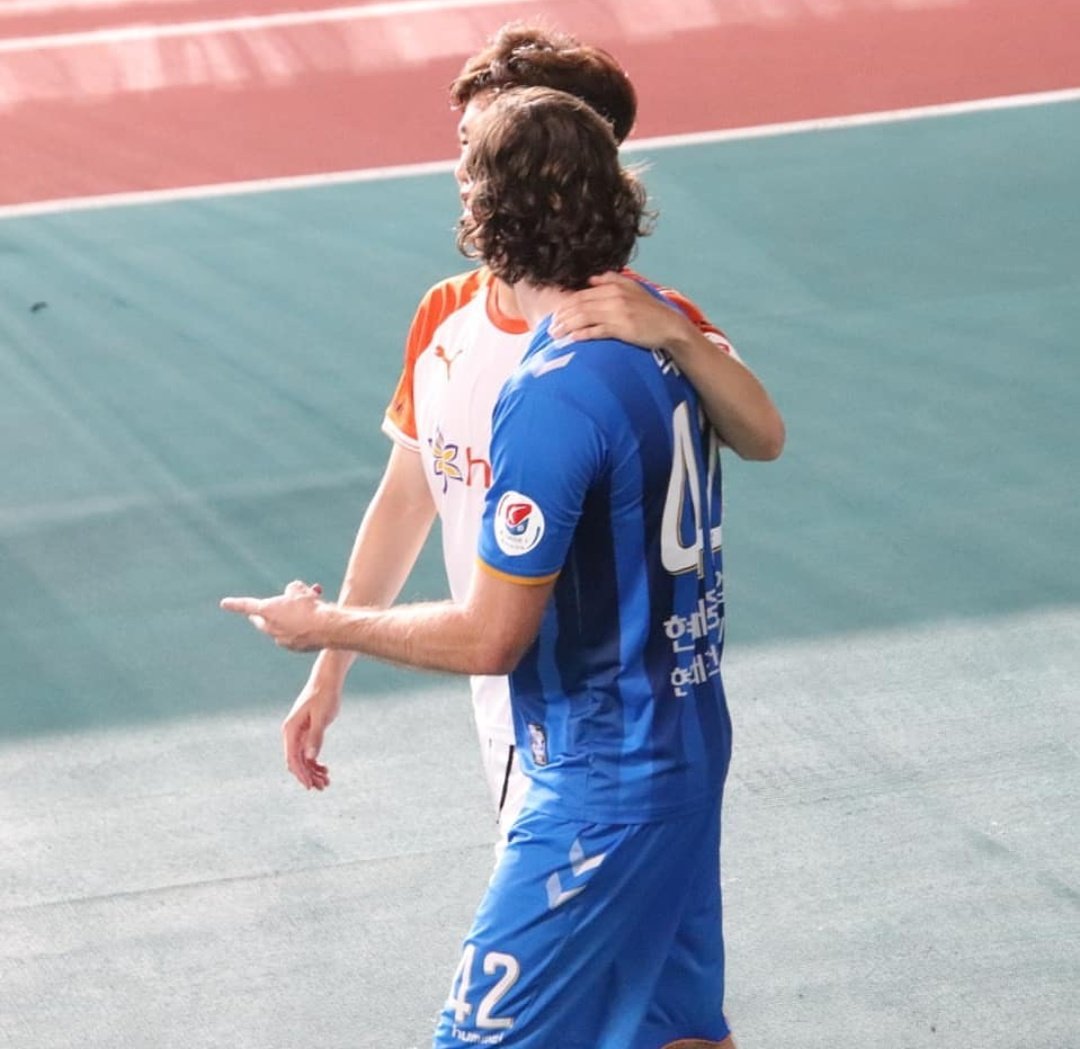 rioriver_'s tweet photo. #kleague
#蔚山現代
#울산현대
20190721
R22 蔚山×江原
#MixDiskerud 選手と
昨年移籍当時のチームメイト
#イヨンジェ 選手 https://t.co/Kw8Im0bEvx