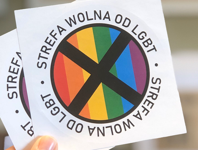 KLAPSblog's tweet photo. Eh dzbanuszki, to logo to jest przecież emblemat X-Men, a komiksowi mutanci - jak wiadomo od czasu adaptacji Singera, zadeklarowanego geja - to metafora mniejszości seksualnych. Więc to bardziej niż "PEDAŁY WON" mówi "Kocham Iana McKellena miłością homoerotyczną" 🥰 Just sayin' https://t.co/bHSSueOf7w