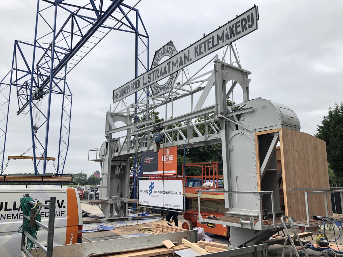 GemDordrecht's tweet photo. De restauratie van het Straatman schroevendok is klaar. Aanstaande woensdag, tussen 12.00 uur en 13.00 uur, komt de #scheepslift op een ponton over het water aanvaren. Een spectaculair gezicht! Ben jij er ook bij op de kade om het #schroevendok te verwelkomen? #dordrecht #erfgoed https://t.co/tqcsx43P0k