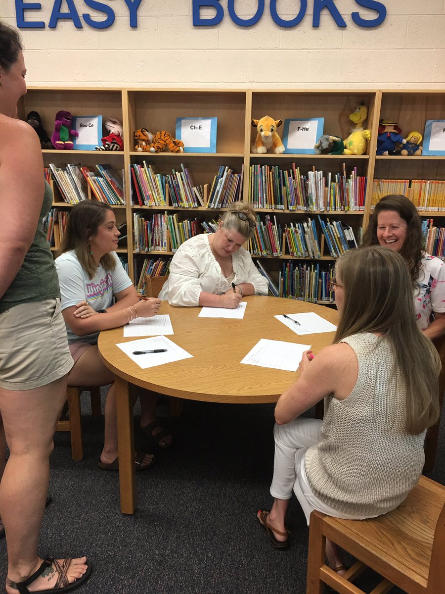 robynfellis's tweet photo. Learning the “why” in our Leadership Team meeting this morning!  What a great group of leaders!  #grrreatNESs #learnthewhy https://t.co/eRWGnkKT9b