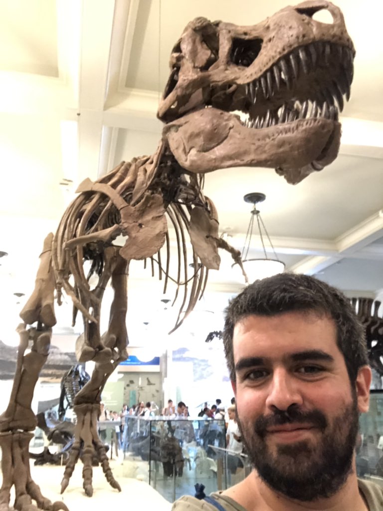 juanitocatalang's tweet photo. Nunca pensé que me iba a sacar una selfie con un Tiranosaurio Rex 🦖. ❤️
#ChildrenGoals https://t.co/hf3b8vYOVT