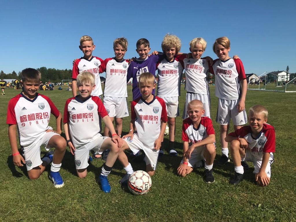 TheFDSAcademy's tweet photo. after 4 teams winning 🏆 in #Finland #Laundry any tips... best place to get these lovely 😳white kits, White again? #localmarketharborough #inharb #marketHarb #daz #backtowhite #advise 😂@hfmnews https://t.co/7lgfY8DwSo