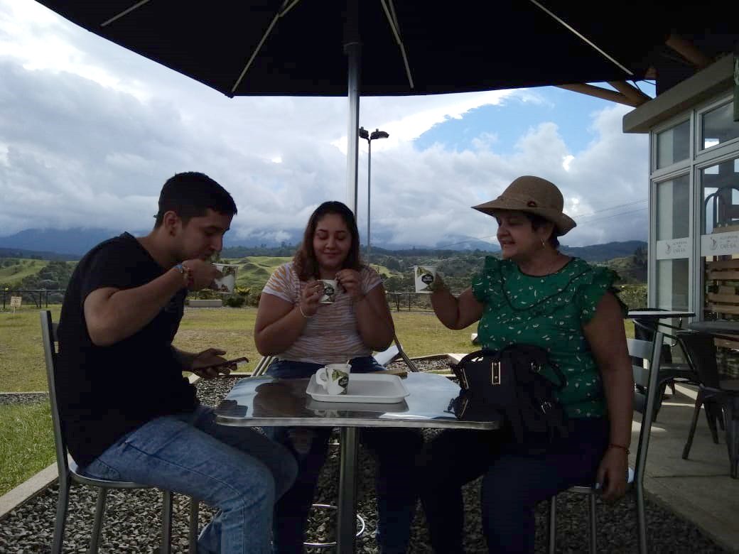 coladventure's tweet photo. Turistas de la ciudad de Cúcuta disfrutan del encanto de las tierras cafeteras, visitamos el valle del cocora en #Salento, el Parque Nacional del Café en #Montenegro, el museo del canasto y mirador Colina Iluminada en #Filandia.... al eje cafetero #yovoy https://t.co/FfOK8APoRz