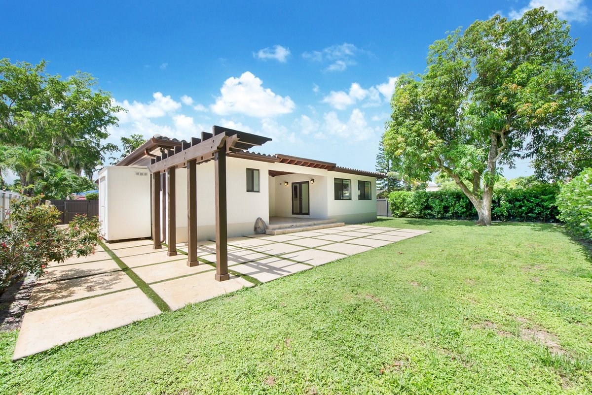 MauricioJBarba's tweet photo. NEWLY LISTED
6491 SW 13 STREET, WEST MIAMI, FL
$525,000
3 beds | 2 baths | 1-car garage + circular driveway
1,661 ad sf | 2,136 total sf | 8,400 sf lot 
#miamisignaturehomes #miamirealtor #bienesraicesmiami #onesothebys  #homesofsplendor #WestMiamihomes #MJBPartners https://t.co/f5QpSxqso0