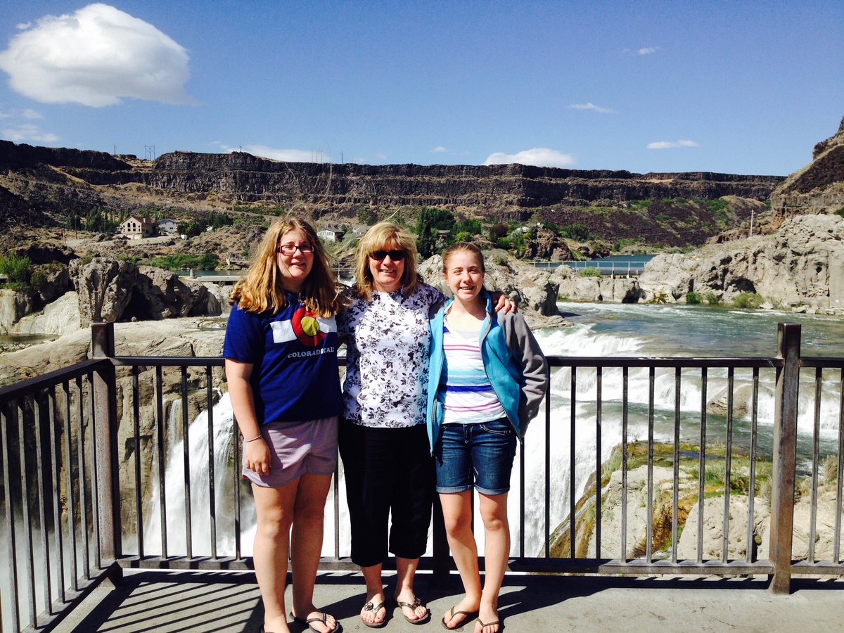 ohheyitssophiee's tweet image. we love a good lil glow up #seniormonday haha