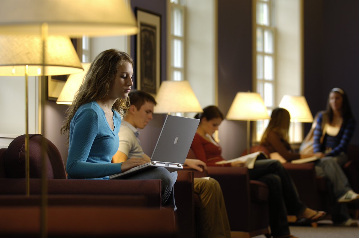 HiramAdmission's tweet image. A student who is interested in computer engineering can also participate in Hiram&apos;s dual degree program, in which three years of study are spent at Hiram, followed by two years at @cwru, to earn two bachelor&apos;s degrees. #appliedcomputerscience #MajorMonday