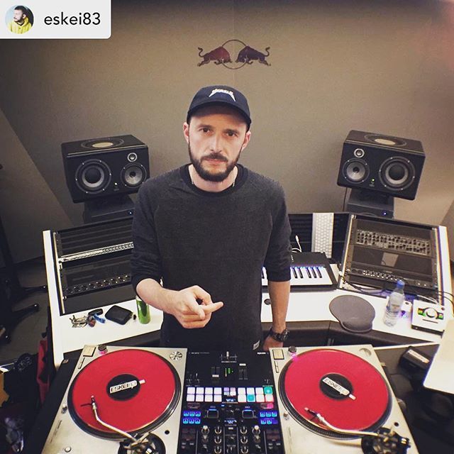 sessiondesk's tweet photo. @eskei83 doing a live stream from the @rbstudiosbln, in front of our Sessiondesk Trapez. . . . .
#sessiondesk #redbull #redbullstudios #rbstudio #berlin #producer #recordingstudio #livestream #djset #dj #trapez #studiodesk #recordingdesk #eskei83 https://t.co/9fmKptJemd https://t.co/3vomfT4Nek